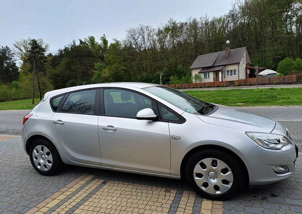 Opel Astra cena 28500 przebieg: 133000, rok produkcji 2010 z Połaniec małe 631